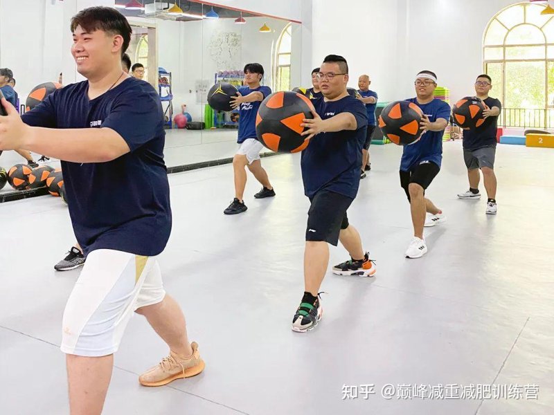 在现代健身潮流中，专业的体能训练已经不仅仅是关于增肌和塑形，更是提升整体健康水平的综合手段。本文将通过对比分析两种不同的体能训练方案——封闭式管理和开放式管理，帮助你更好地选择适合自己的训练方式。